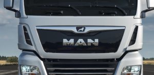 New frontal design for the MAN TGS: The lion logo now takes a dominant position and the striking, aerodynamically optimised cooler fins with chrome edging, improve air circulation. DE: Neues Design der Front des MAN TGS: Der Löwe rückt als Markenzeichen stärker in den Vordergrund und die mit Chromleiste auffälligen, aerodynamisch optimierten Kühlerlamellen verbessern die Luftführung. UK: New frontal design for the MAN TGS: The lion logo now takes a dominant position and the striking, aerodynamically optimised cooler fins with chrome edging, improve air circulation.